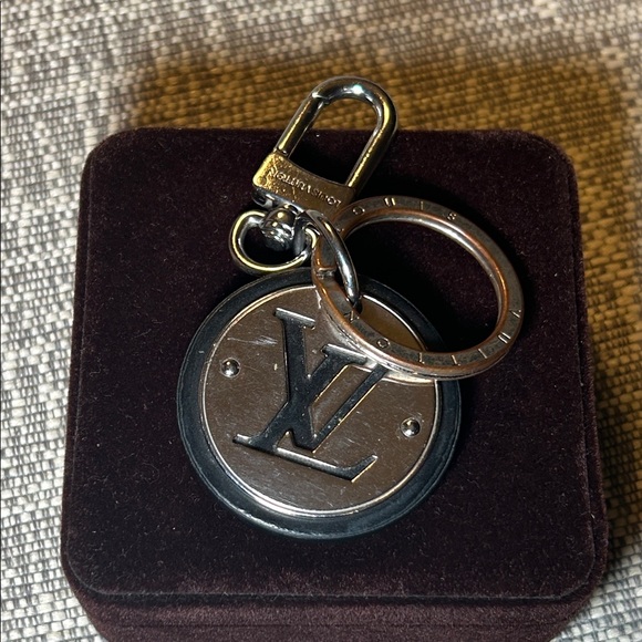 143. Louis Vuitton Circle Bag/Key charm with COA - Picture 1 of 10